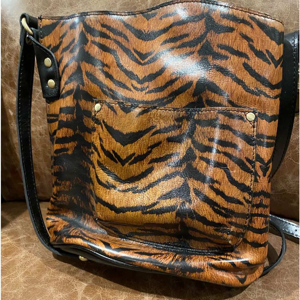 Patricia Nash Leather Acadia Bucket Bag Purse Tiger Print Animal  Crossbody - Picture 2 of 15